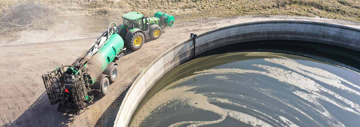 traktor kører ved gylletank